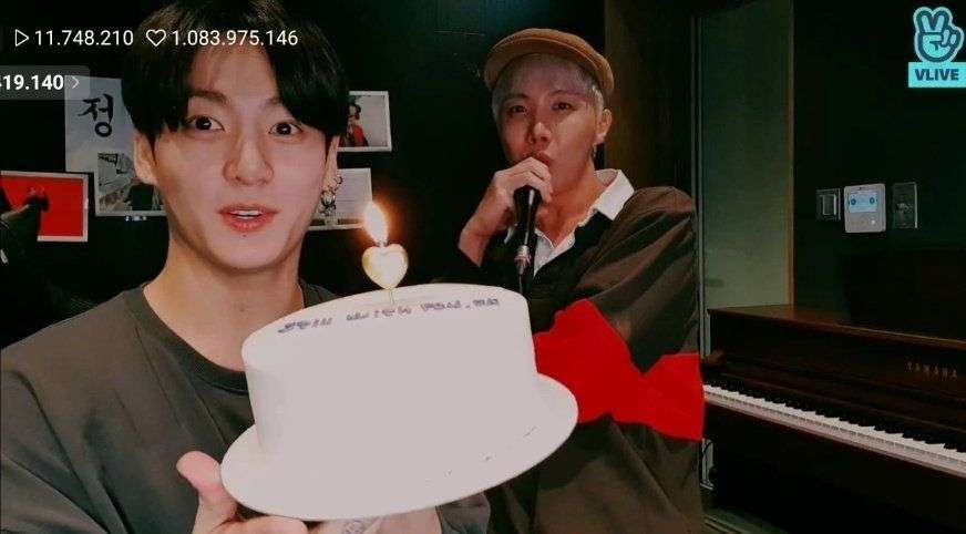 Jungkook dapat kejutan kue ulang tahun dari leader BTS, RM saat live bareng fans, ARMY lewat Vlive. (Foto: Tangkapan layar)