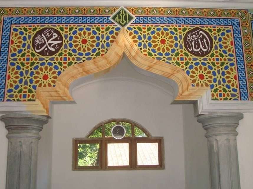 Pintu memasuki masjid. (Ilustrasi)