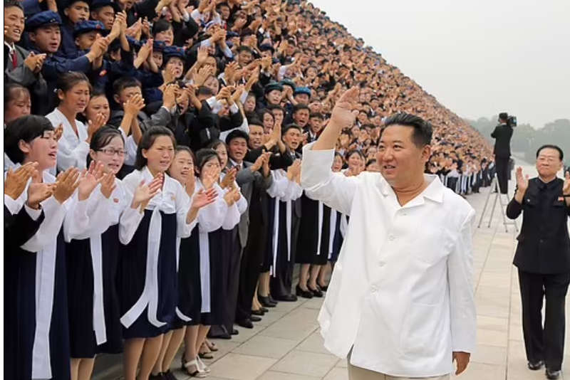 Penampilan Pimpinan Korea Utara Kim Jong-un di depan publik selalu menjadi isu internasional. (Foto: dailymail)