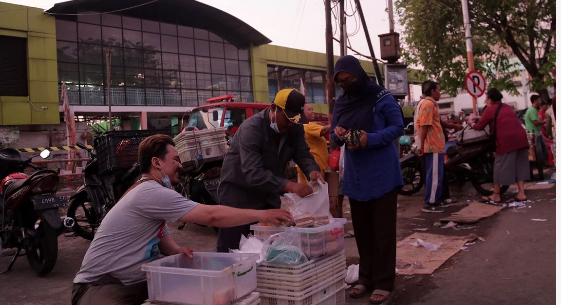 Sejumlah pedagang memanfaatkan lahan di halaman Pasar Kembang, Surabaya. (Foto: Istimewa)