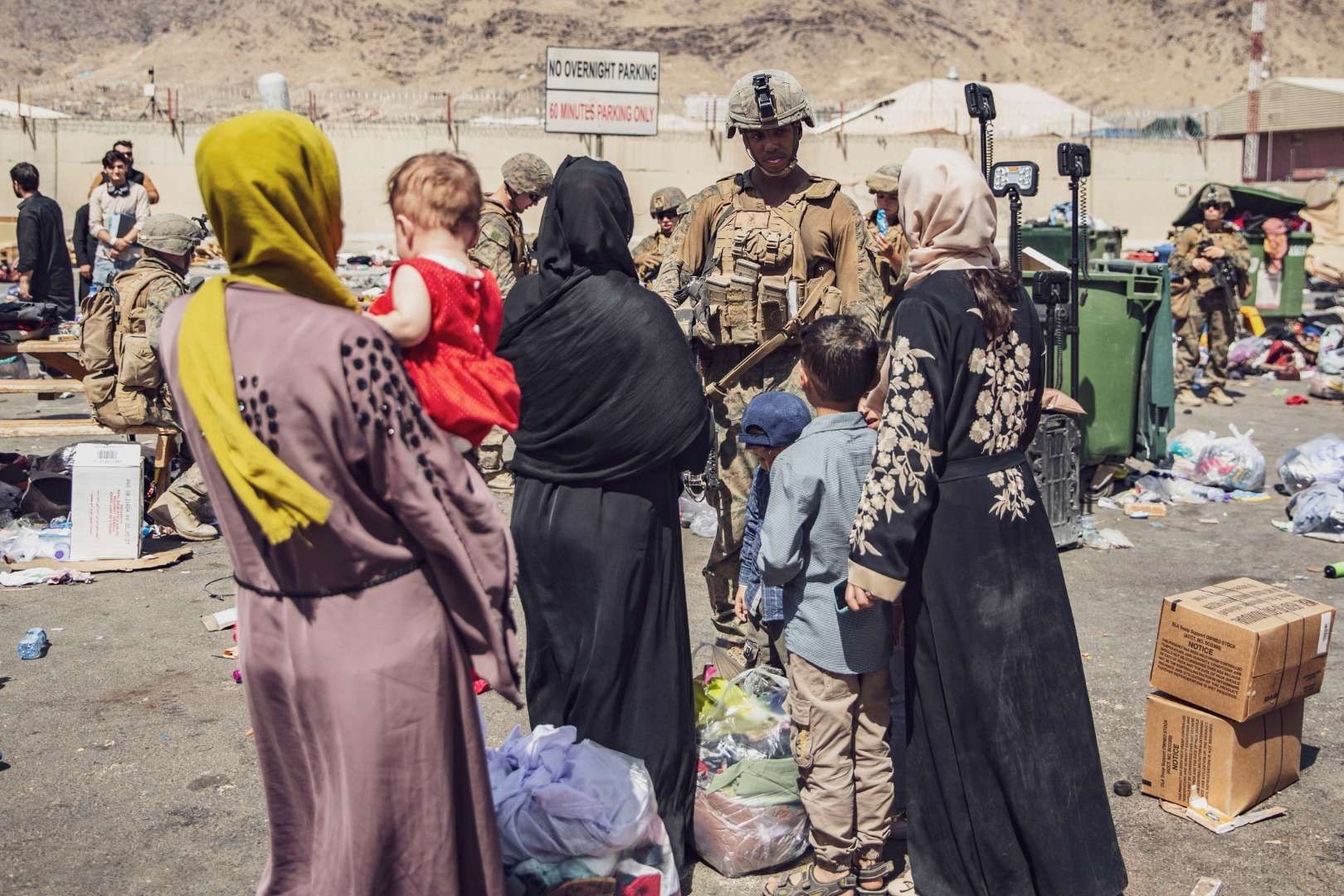 Marinir AS dan Unit Ekspedisi Laut (MEU) ke-24 memproses pengungsi saat melewati Pusat Kendali Evakuasi (ECC) di Bandara Internasional Hamid Karzai, Kabul, Afghanistan, Sabtu 28 Agustus 2021. (Foto: reuters)