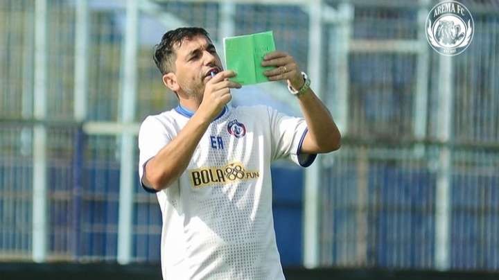 Pelatih Kepala Arema FC, Eduardo Almeida saat memimpin sesi latihan klub (Instagram: @aremafcofficial)