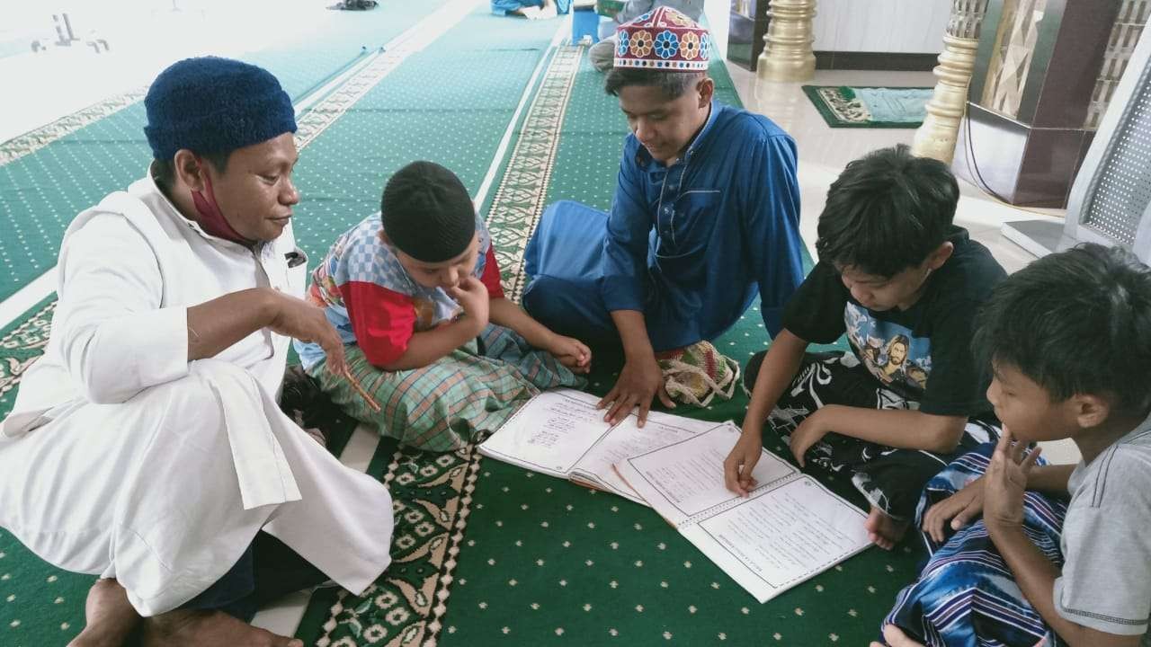 Berdiskusi dengan anak anak juga dilakukan untuk menambah ilmu.(foto:Asmanu Sudarso/ngopibareng.id)