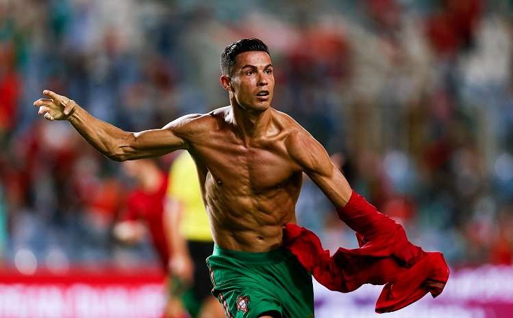Cristiano Ronaldo saat melakukan selebrasi usai mencetak gol kemenangan Portugal atas Irlandia di kualifikasi Piala Dunia 2022.