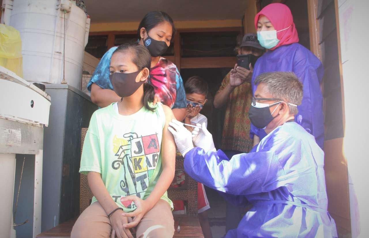 Salah seorang penyandang disabilitas di Kota Probolinggo sedang disuntik vaksin Covid-19. (Foto: Ikhsan Mahmudi/Ngopibareng.id)