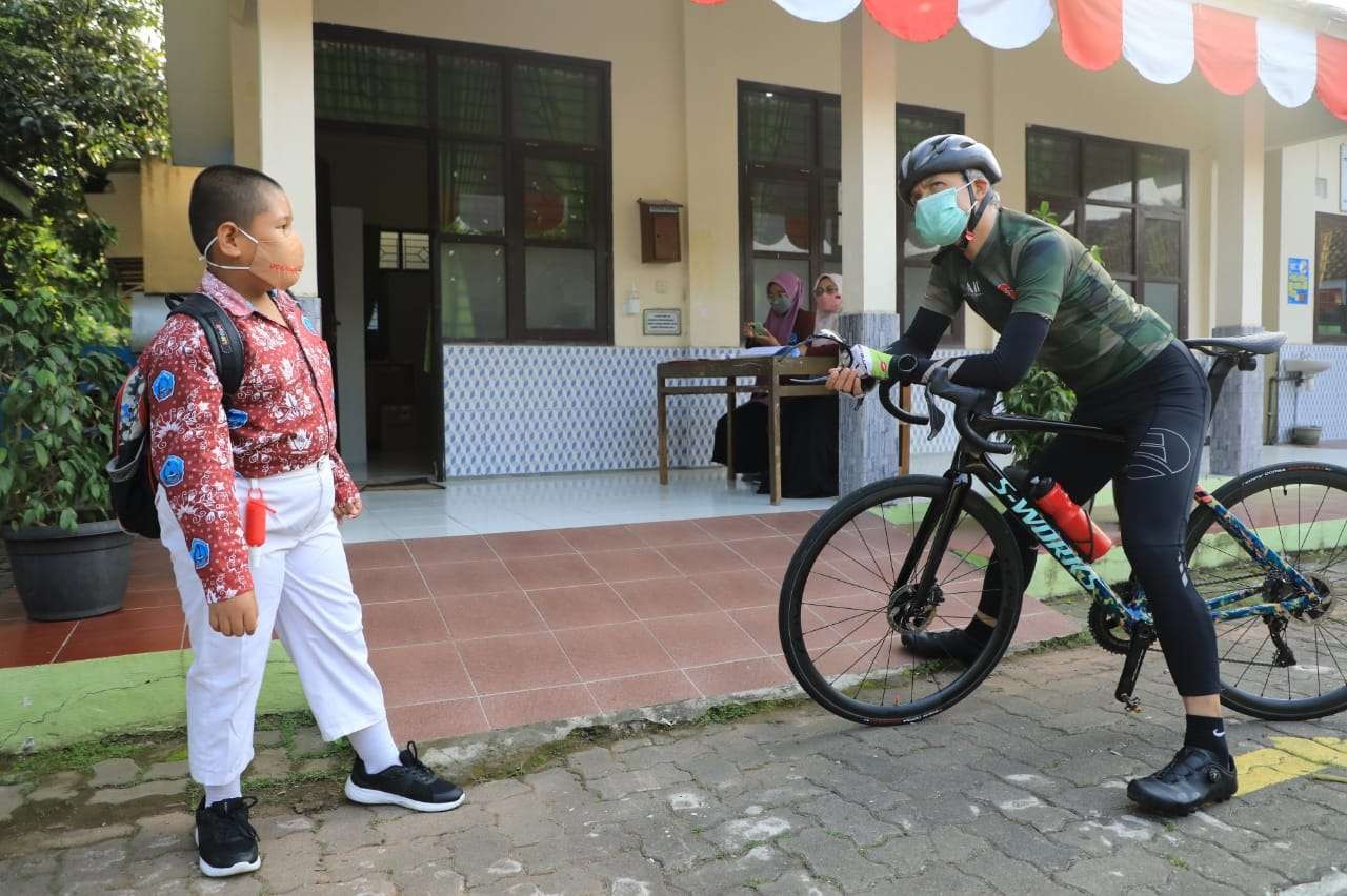 Gubernur Jawa Tengah, Ganjar Pranowo, saat berdialog dengan siswa SD Wafa Hassan Azka  di SD Negeri Sadeng 02, Gunungpati, Semarang. (Foto: Istimewa)