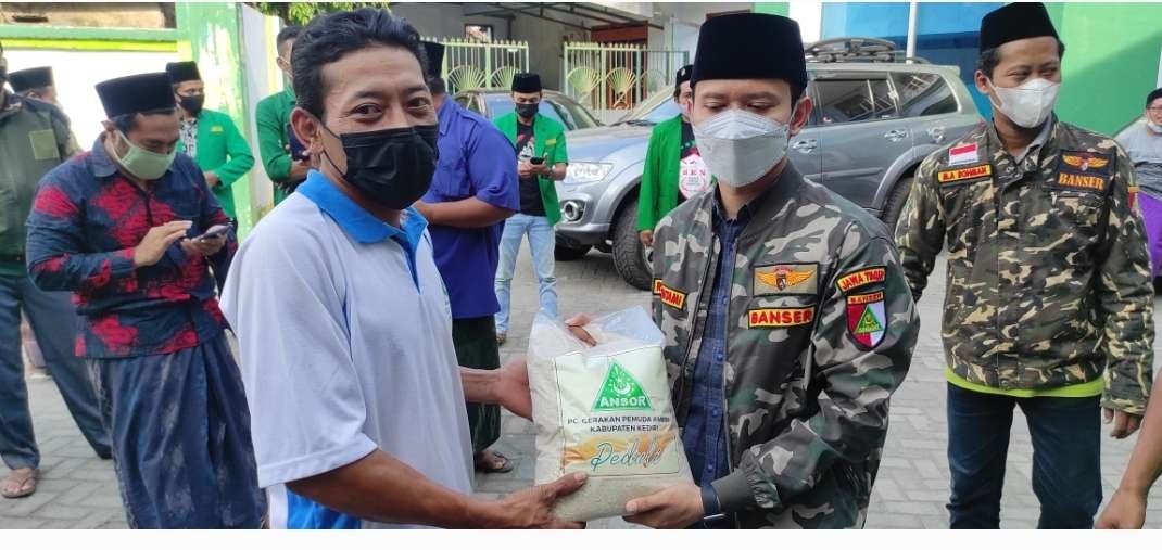 GP Ansor Kabupaten Kediri berikan bantuan paket sembako kepada para kader. (Foto: Fendhy Plesmana/Ngopibareng.id)