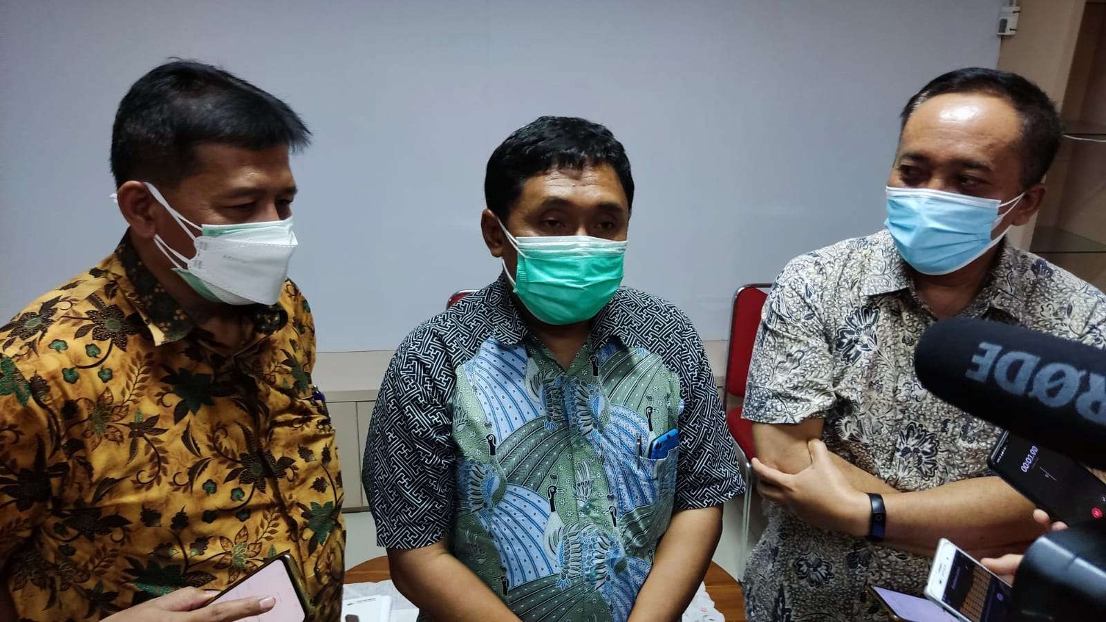 Ketu Pansel Direksi PDAM Surya Sembada, Wawan Aries Widodo (tengah). (Foto: Fariz Yarbo/Ngopibareng.id)