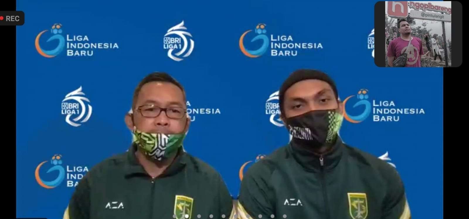 Pelatih Persebaya, Aji Santoso bersama Kapten Persebaya Rachmat Irianto dalam pre match press conference, Jumat 3 September 2021. (Foto: Tangkapan Layar)