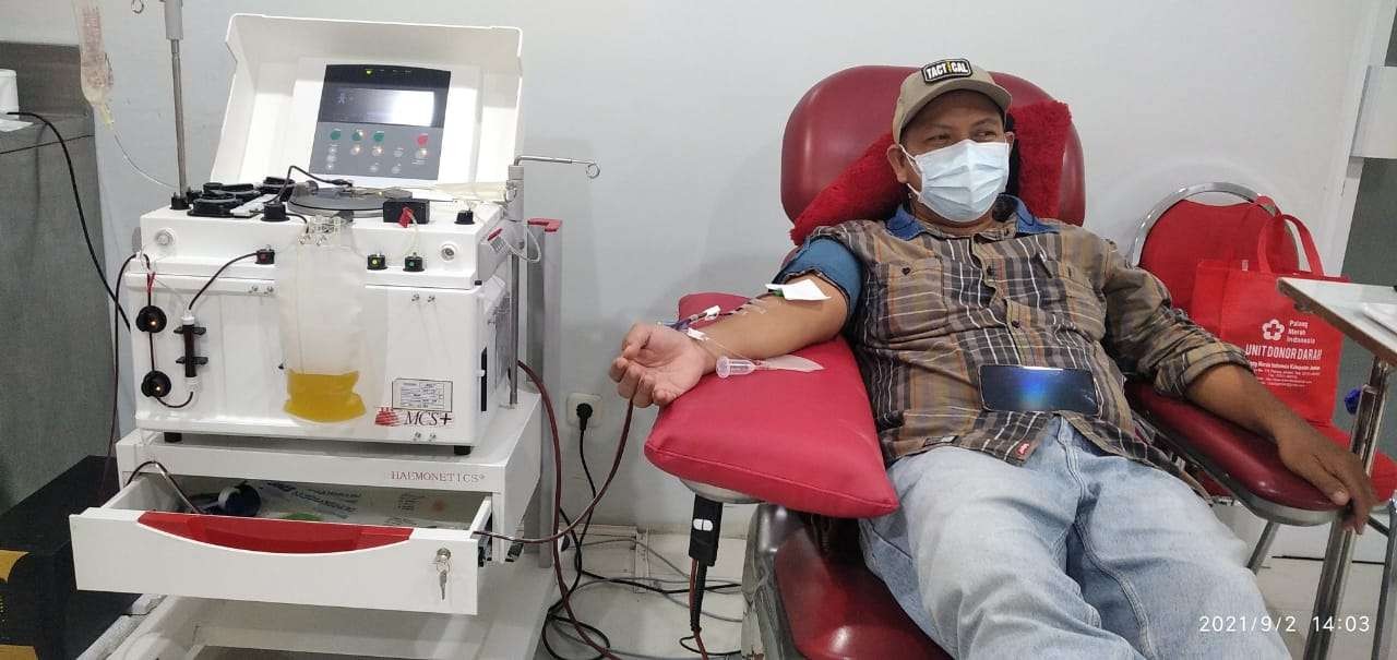 Eko Awim saat mendonorkan plasma darah di UDD PMI Jember. (Foto: Istimewa)