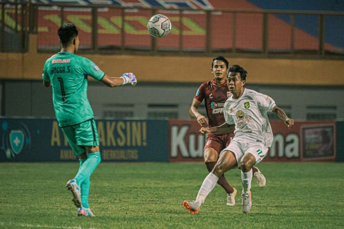 Supriadi berusaha mencuri bola dari barisan pertahanan Borneo FC dalam Liga 1 di Stadion Wibawa Mukti, Bekasi, Sabtu 4 September 2021. (Foto: Persebaya)