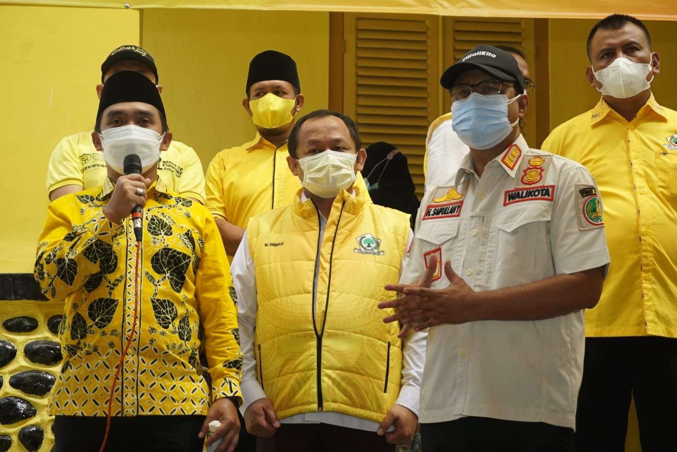 Walikota Pasuruan Saifullah Yusuf atau Gus Ipul saat hadir di Vaksinasi di kantor DPD Golkar Kota Pasuruan (Foto: Lailiyah Rahmawati/Ngopibareng.id))