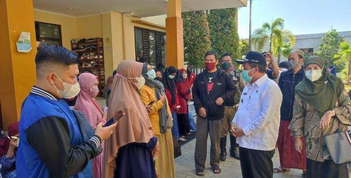 Wakil Bupati Pasuruan, KH Abdul Mujib Imron berkeliling ke sejumlah lokasi vaksinasi massal di Kabupaten Pasuruan. (Istimewa)
