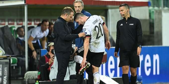 Robin Gosens mengeluhkan rasa sakit di kaki kirinya. (Foto: Twitter/@DFB_Team)