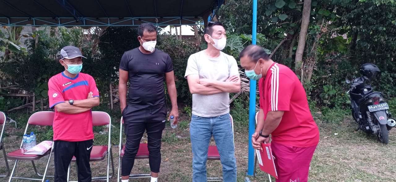 Tony Ho (kaos abu-abu) sedang mengamati proses rekrutmen pemain Persedikab, Sabtu 4 September 2021. (Foto: Fendhy Plesmana/Ngopibareng.id)