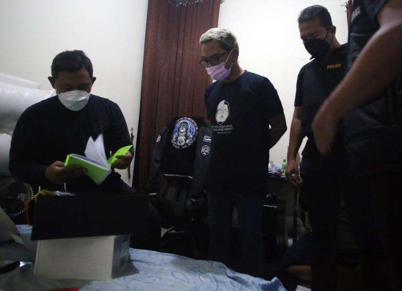 Komika Coki Pardede saat diciduk polisi di rumahnya karena kasus narkoba. (Foto: Istimewa)