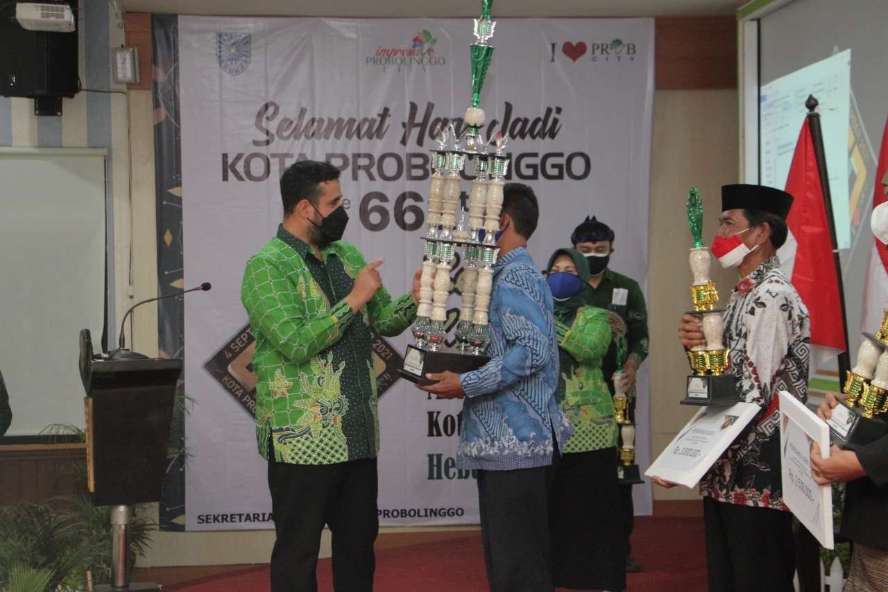 Walikota Hadi Zainal Abidin saat memberikan piala bergilir kepada pemenang lomba kampung hias dalam rangka Hari Jadi ke-662 Kota Probolinggo. (Foto: Dinas Kominfo)
