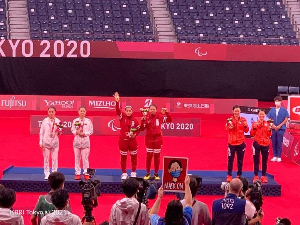 Ganda putri Leani Ratri Oktila/Khalimatus Sadiyah raih medali emas di Paralimpiade Tokyo 2020, Sabtu 4 September 2021. (Foto: Dok. KBRI Tokyo)