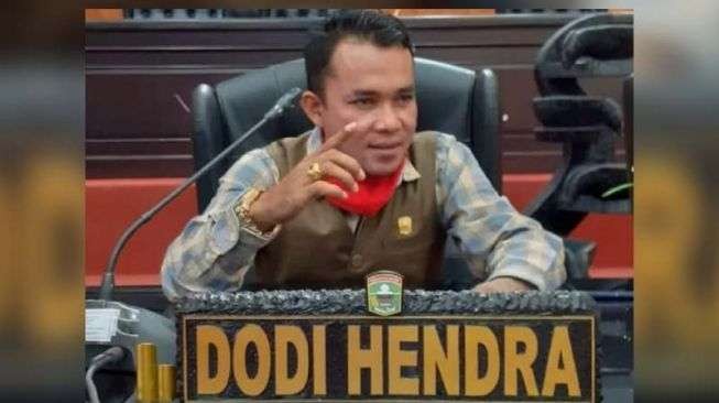 Ketua DPRD Kabupaten Solok, Dodi Hendra, melaporkan Bupati Epyardi Asda terkait pencemaran nama baik. (Foto: Istimewa)