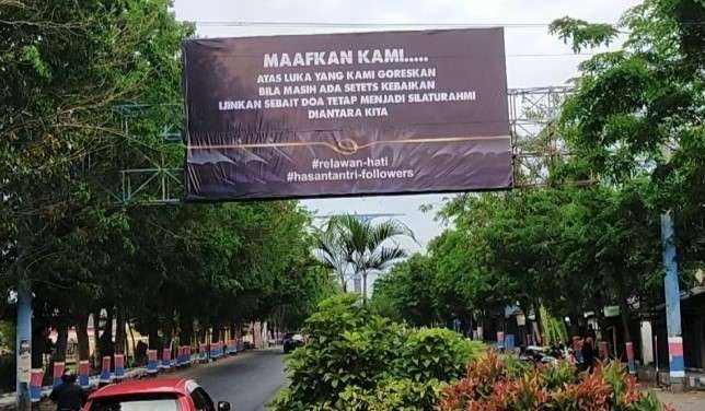 Banner raksasa yang dipasang relawan Hasan-Tantri (Hati) di jalur Pantura, Kabupaten Probolinggo akhirnya dicopot. (Foto: Ikhsan Mahmudi/Ngopibareng.id)