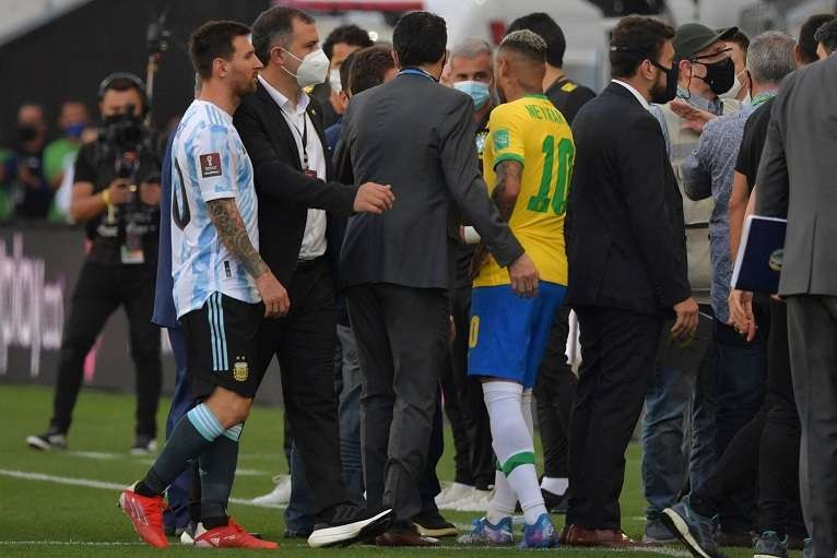 Kapten Argentina, Lionel Messi mengeluh selama tiga hari di Brasil tidak ada masalah, tiba-tiba laga dihentikan saat berjalan lima menit. (Foto: Twitter ESPN)