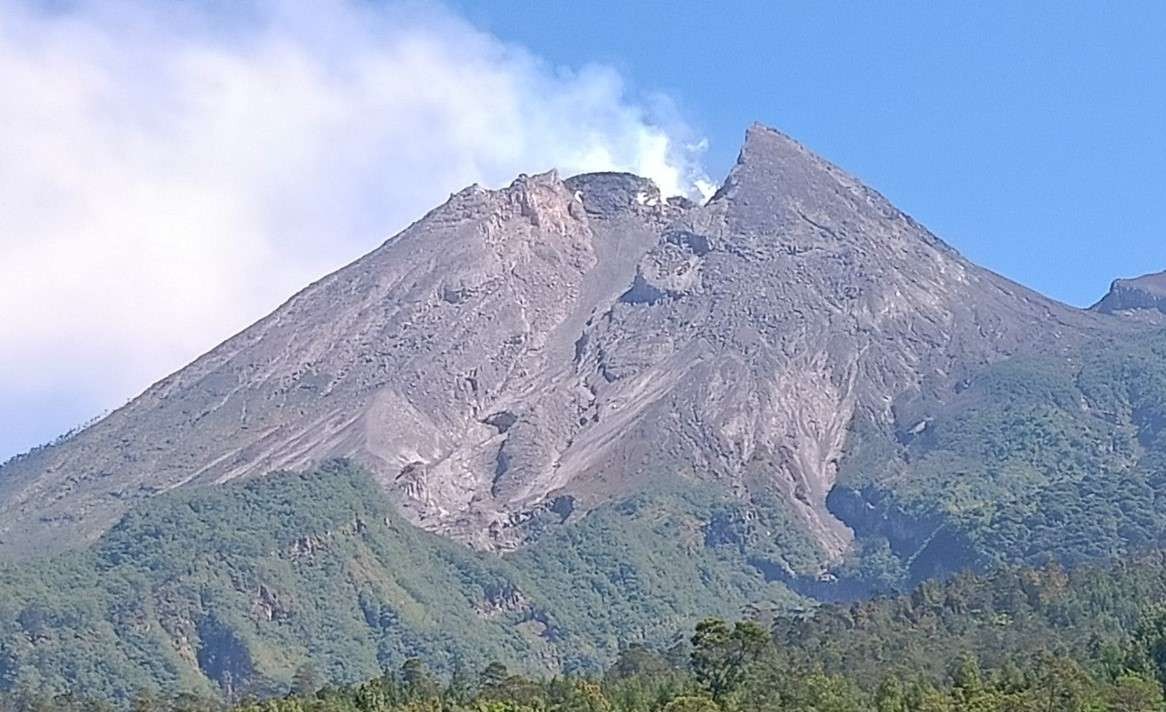 Kondisi Gunung Merapi terpantau pada Senin, 6 September 2021 pukul 10.00 WIB. (Foto: BMKG)
