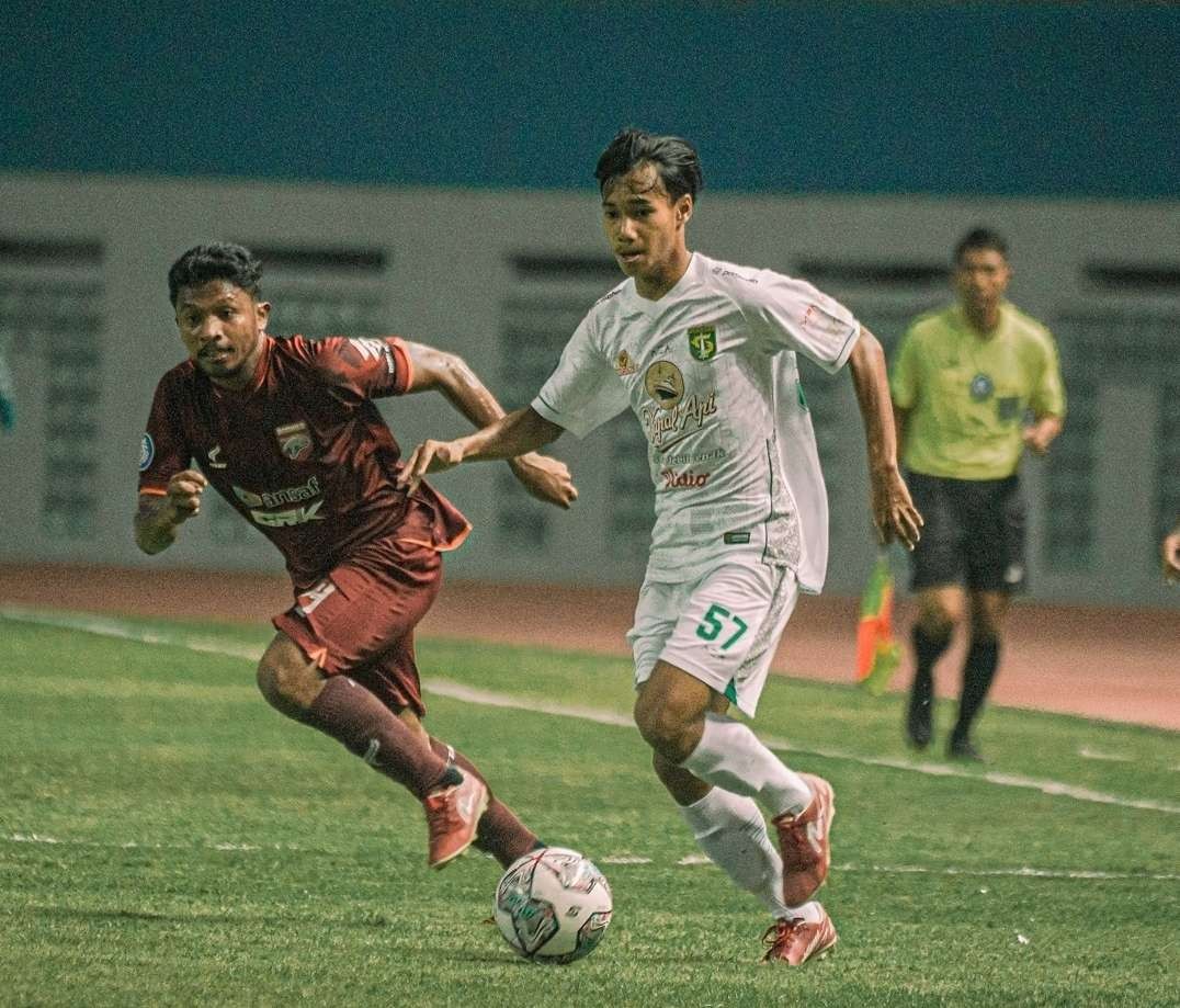 Akbar Firmansyah ketika membawa bola dengan pemain Borneo FC. (Foto: Persebaya.id)