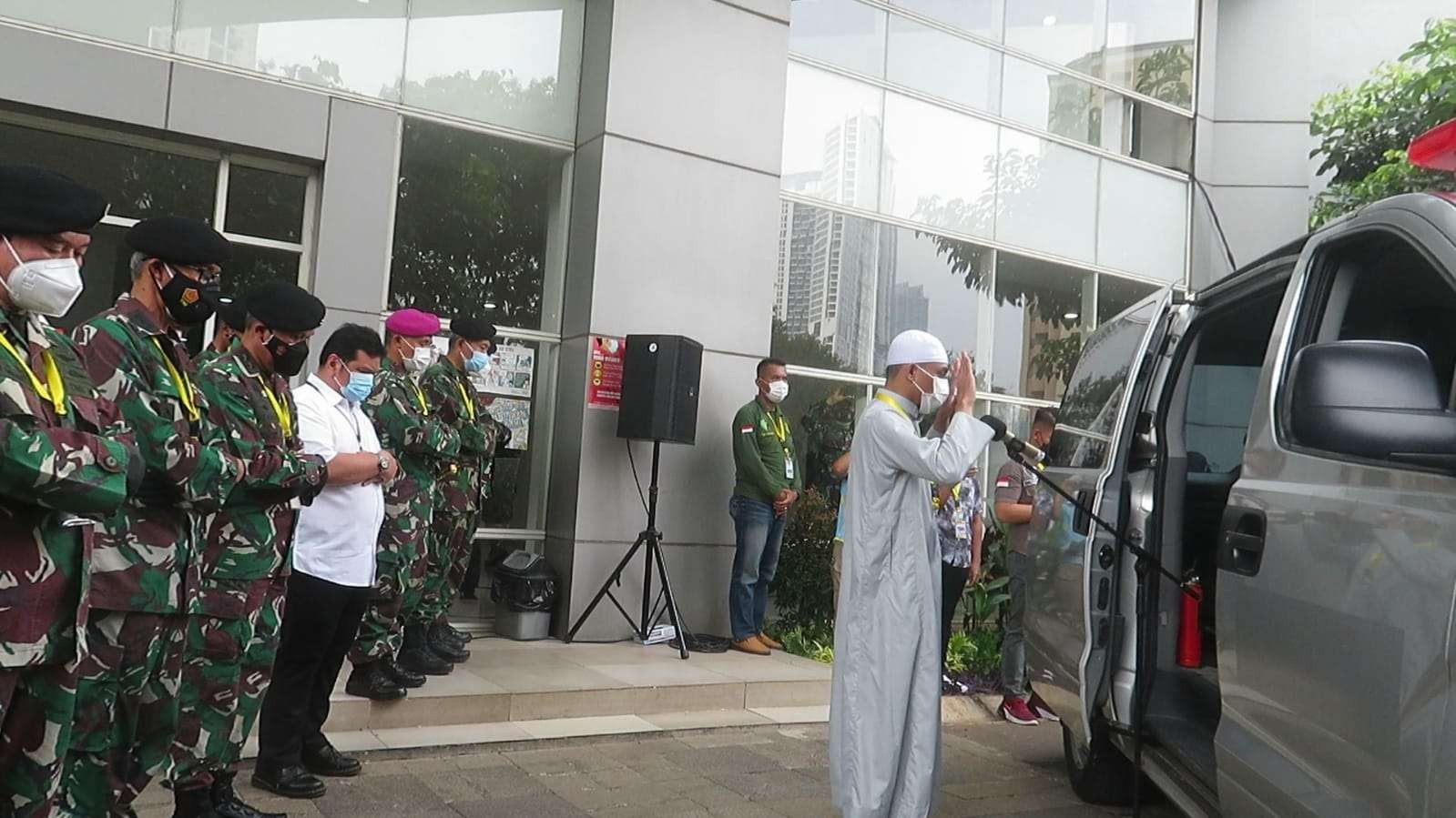 Andi Novrianto Pratama Putra, tenaga kesehatan Rumah Sakit Darurat Covid-19 Wisma Atlet Kemayoran disalati di depan tower 1. (Foto: Ist)
