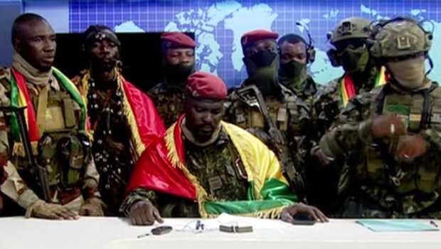 Pemimpin kudeta Guinea, Kolonel Mamady Doumbouya (duduk) dikelilingi oleh anak buahnya yang bersenjata lengkap. (Foto: Istimewa)
