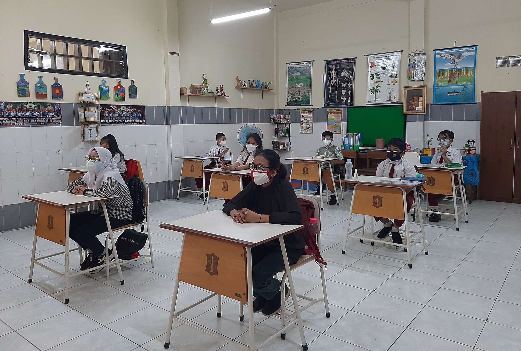PTM dilaksanakan di SDN Kaliasin 1 Surabaya dengan pembelajaran hybrid. (Foto: Pita Sari/Ngopibareng.id)