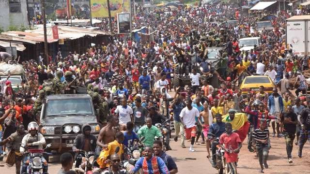 Rakyat di Ibu Kota Guinea, Conakry bersuka ria bersama militer yang telah berhasil menggulingkan Presiden Alpha Conde, hari Minggu kemarin. (Foto:AFP/Al Jazeera)