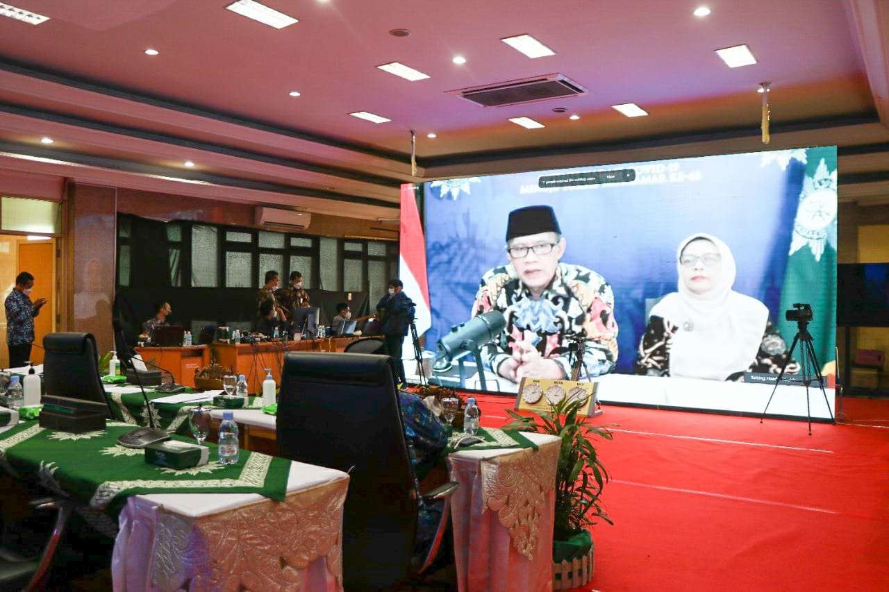 Ketua Umum PP Muhammadiyah Haedar Nashir bersama Ny Siti Djohantini Noordjannah. (Foto: Istimewa)