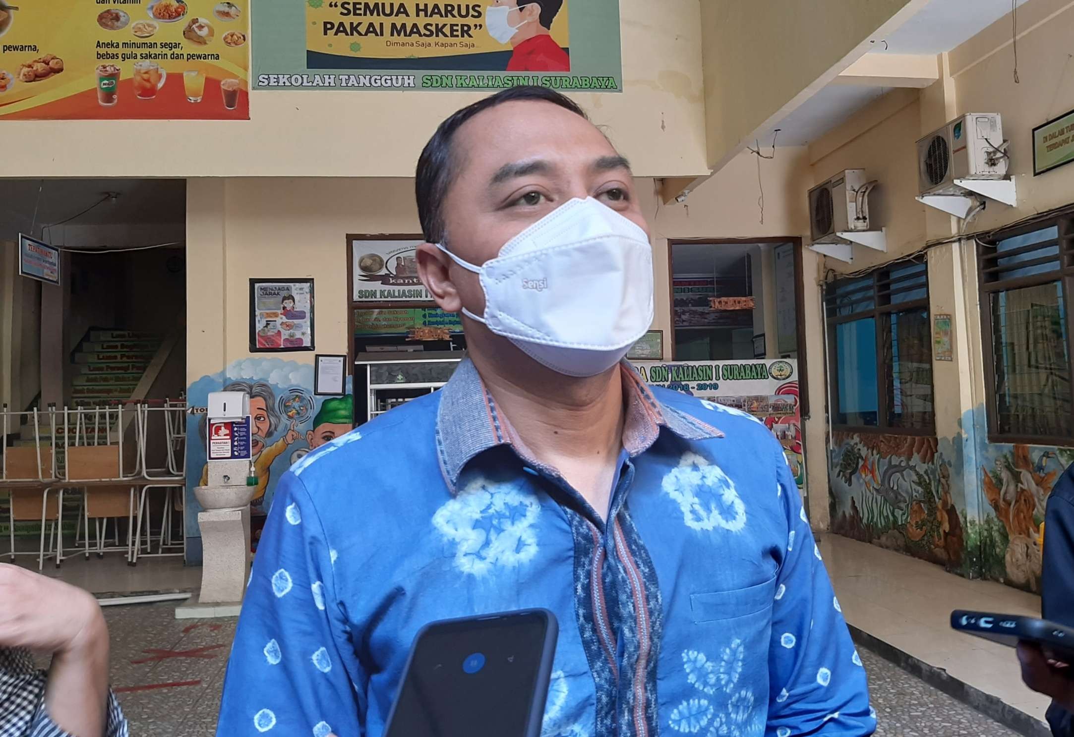 Walikota Eri Cahyadi saat ditemui di SDN 1 Kaliasin Surabaya. (Foto: Pita Sari/Ngopibareng.id)