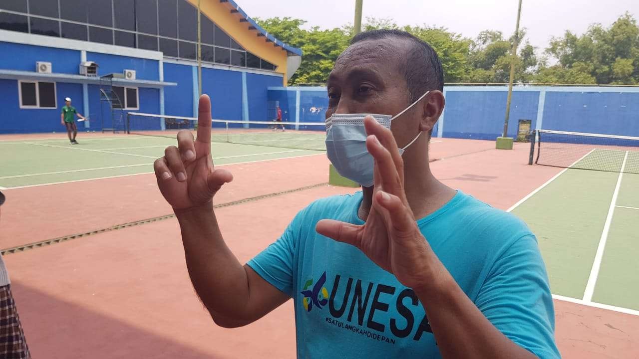 Wakil Ketua KONI Jatim, Dr Irmantara Subagjo, saat ditemui di Lapangan Tenis Unesa, Surabaya, Selassa 7 September 2021. (Foto: Fariz Yarbo/Ngopibareng.id)
