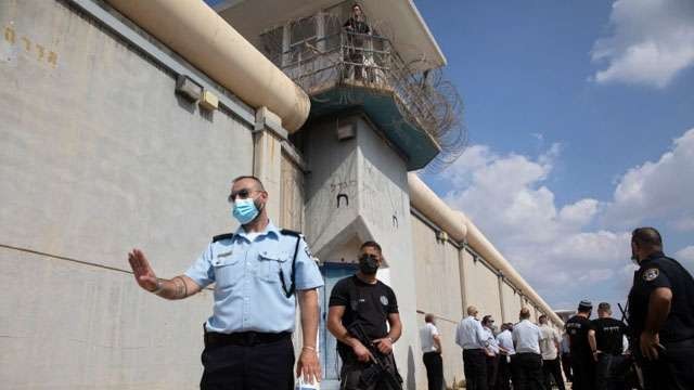 Polisi Israel dan penjaga penjara memeriksa tempat pelarian penjara di luar penjara Gilboa di Israel utara, kemarin. (Foto: AP Photo/Al Jazeera)