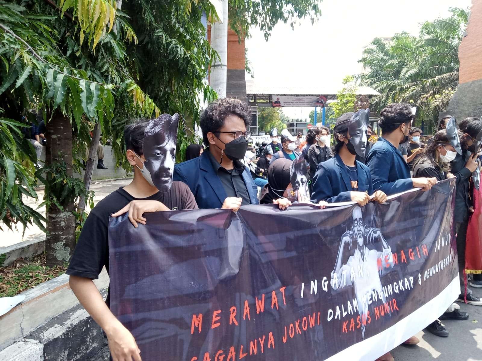 Mahasiswa Universitas Brawijaya saat melakukan aksi peringatan 17 tahun kematian Munir (Foto: Lalu Theo/ngopibareng.id)