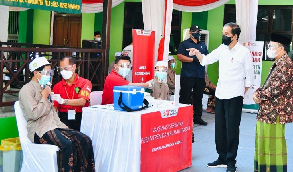 Presiden meninjau vaksinasi di Ponpes KH Syamsuddin Kabupaten Ponorogo ( foto; Setpres )