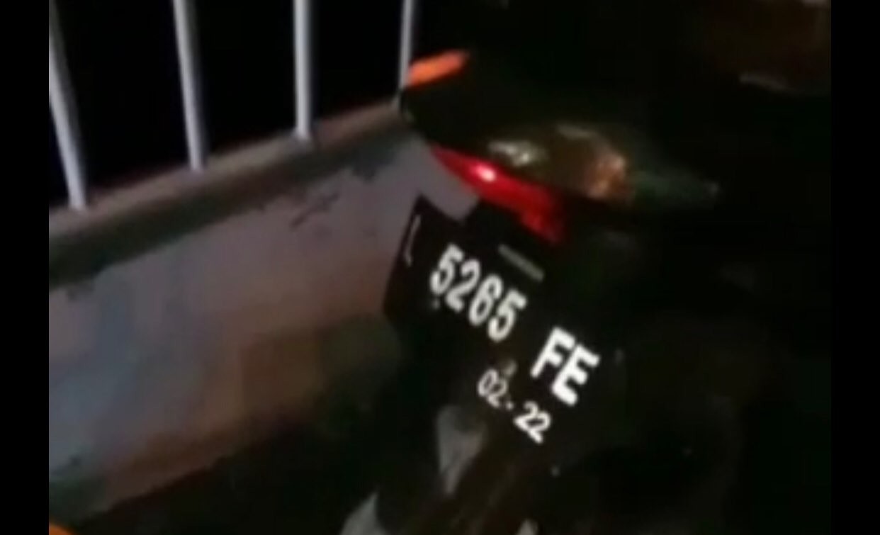 Sepeda motor yang diduga pemiliknya melakukan bunuh diri (Foto: Potongan video istimewa)