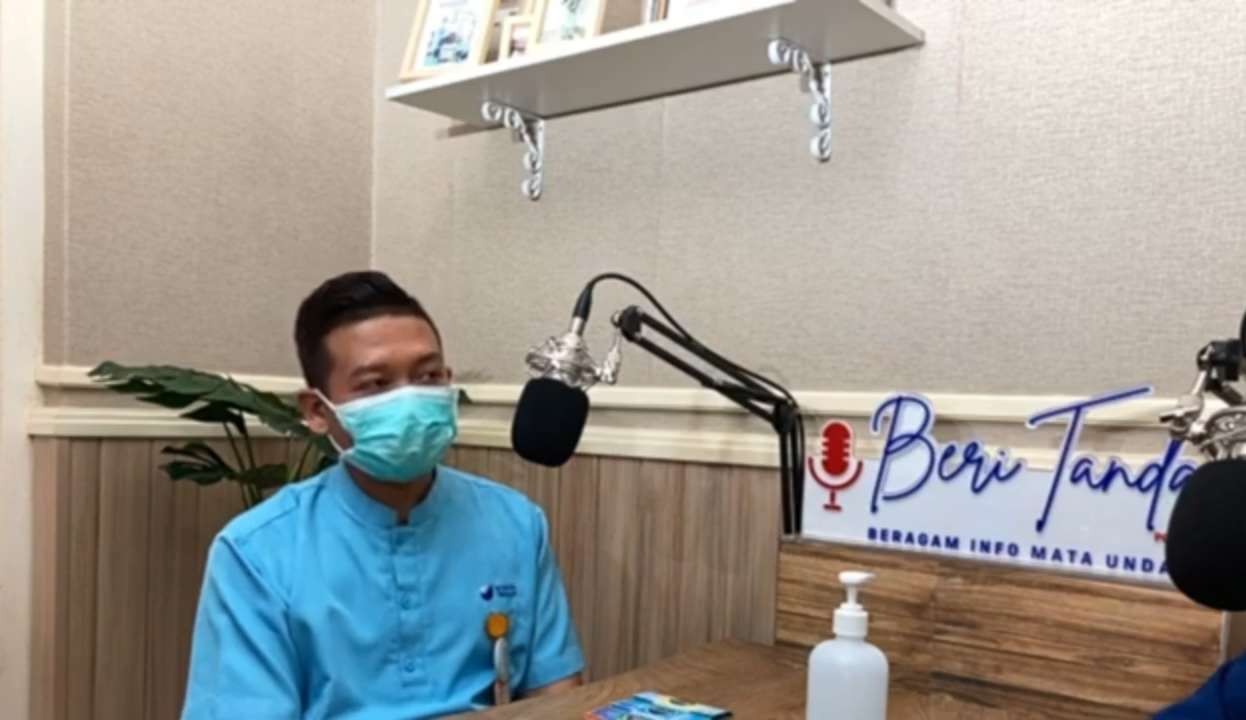 Staf Farmasi RS Mata Undaan, Antonius Bayu A, S Farm, Apt dalam podcast Beri Tanda Rs Mata Undaan Surabaya. (Foto: tangkapan layar))