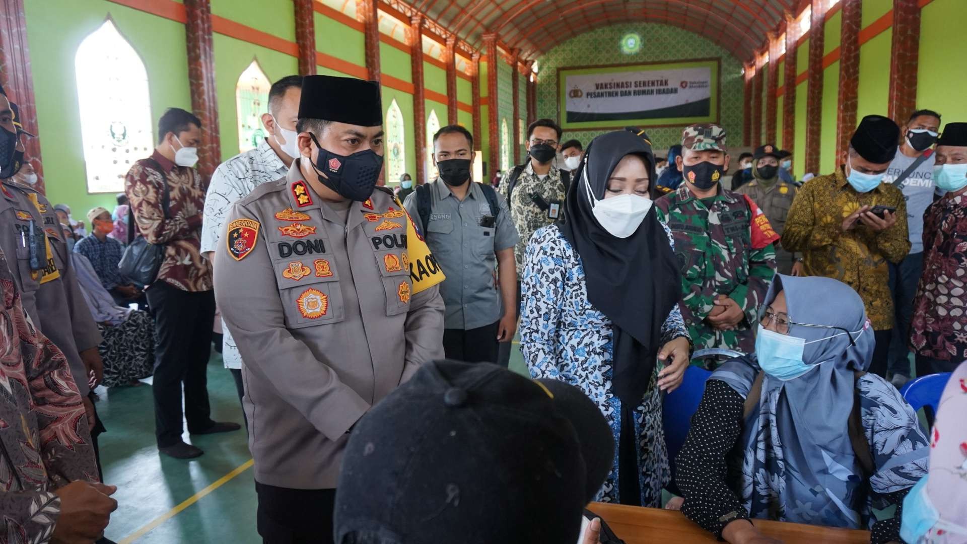 Bupati Mojokerto didampingi Kapolres Mojokerto saat meninjau vaksinasi di pondok pesantren. (Foto: Deni Lukmantara/Ngopibareng.id)