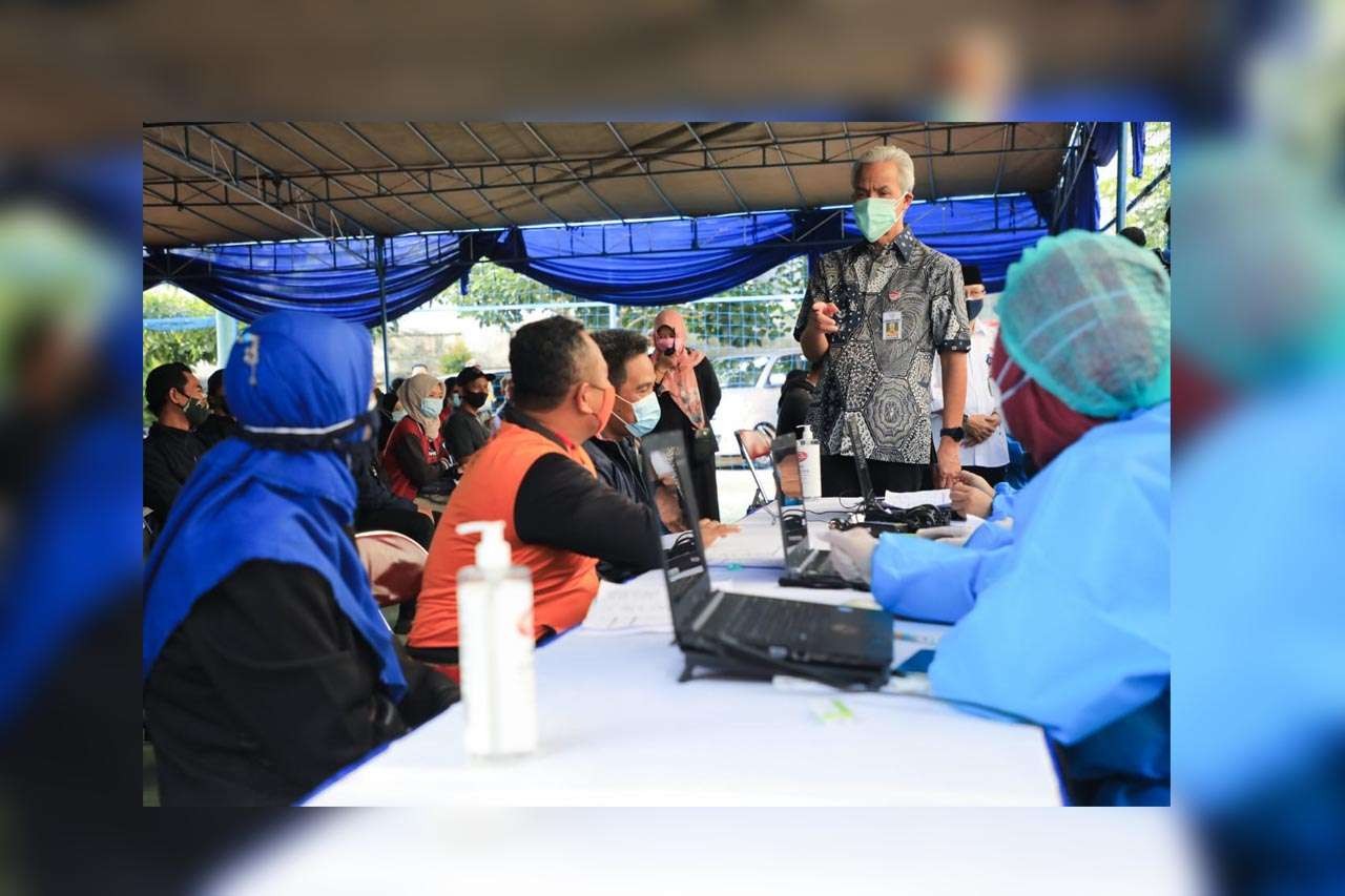 Gubernur Jawa Tengah Ganjar Pranowo saat meninjau pelaksanaan vaksinasi di gedung Universitas Muhammadiyah Magelang (UNIMMA) Rabu, 8 September 2021. (Foto: Istimewa)