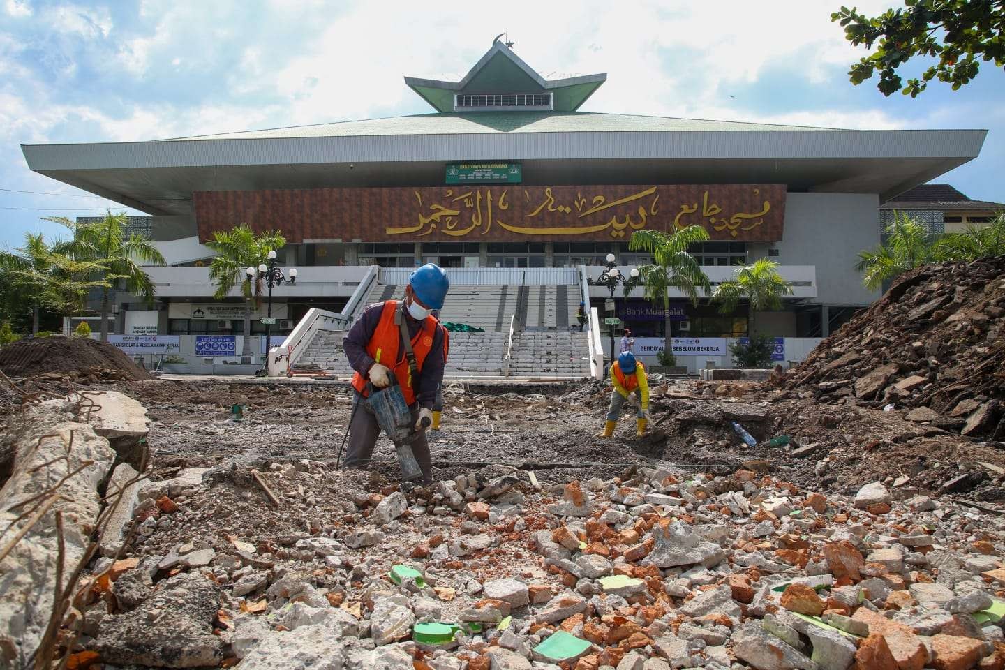 Gubernur Jawa Tengah Ganjar Pranowo mengusulkan agar gerbang masjid dibongkar sebab menutup kemegahan masjid. (Foto: Ist)