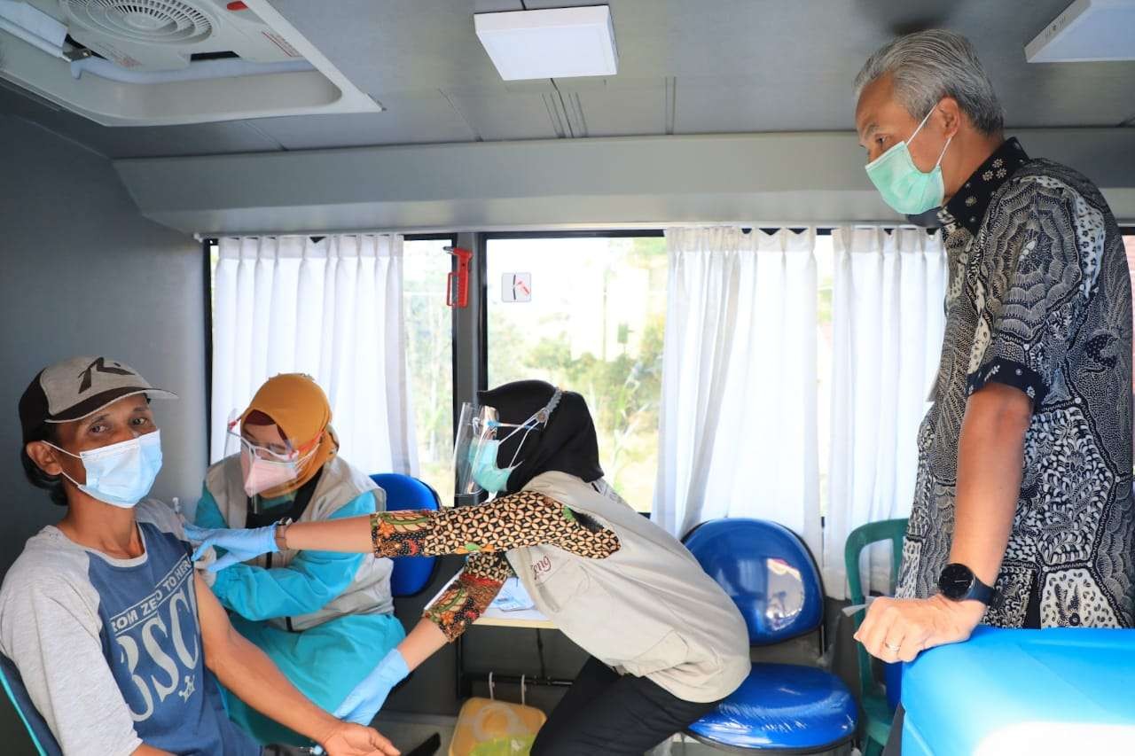 Gubernur Jawa Tengah Ganjar Pranowo saat menyaksikan warga divaksin di dalam bus vaksin milik Pemerintah Provinsi Jawa Tengah. (Foto: Istimewa)