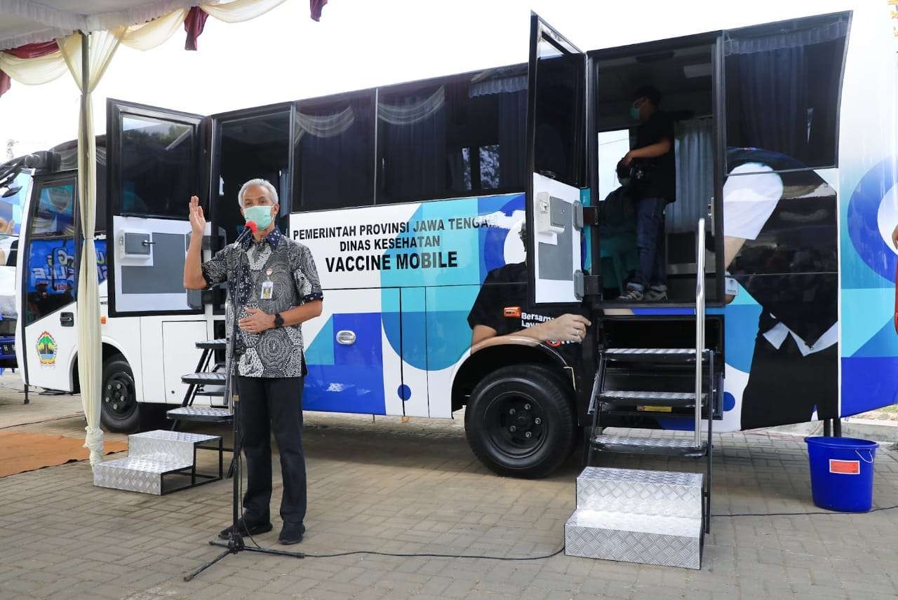 Gubernur Jawa Tengah saat meresmikan bus vaksindi Desa Karangrejo, Kecamatan Borobudur, Kabupaten Magelang, Rabu 8 September 2021. Bus ini digunakan untuk memudahkan akses vaksinasi di daerah terpencil. (Foto: Istimewa)