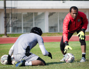 Hendro Kartiko beri latihan khusus kiper Madura United. (Foto: MAdura United)