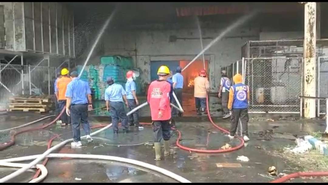 Petugas pemadam kebakaran dibantu relawan saat memadamkan api(foto istimewa) 