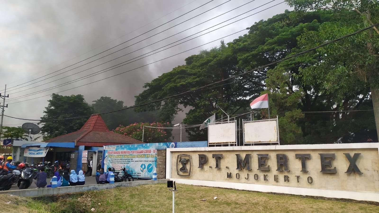 Asap membumbung tinggi di PT Mertex Mojokerto yang kebakaran.(Deni Lukmantara/Ngopibareng)