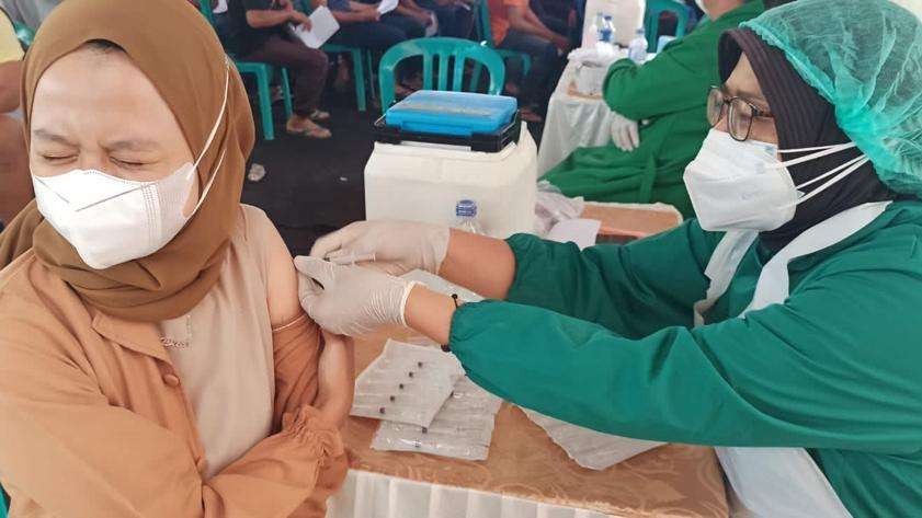 Vaksinasi Covid-19 yang digelar di Dusun Gembolo, Desa Purwodadi, Kecamatan Gambiran, Banyuwangi. (Foto: Istimewa)