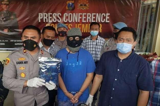 RH (tengah) saat berstatus tersangka dihadirkan dalam konferensi pers di Polres Jember, 06 Mei 2021 (Foto: Rusdi/Ngopibareng.id)