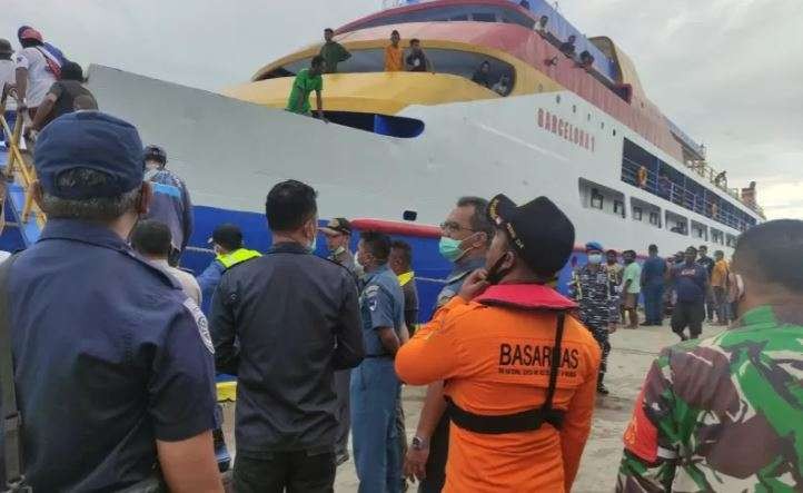 Tim SAR gabungan bersama Kantor Unit Penyelenggara Pelabuhan (KUPP) Sanana, Maluku Utara mengevakuasi sebanyak 100 penumpang KM Simba 1 rute Sanana-Ternate, alami kecelakaan akibat patah kemudi di perairan Pulau Mangoli, Kepulauan Sula (Foto: AntaraAbdul Fatah)